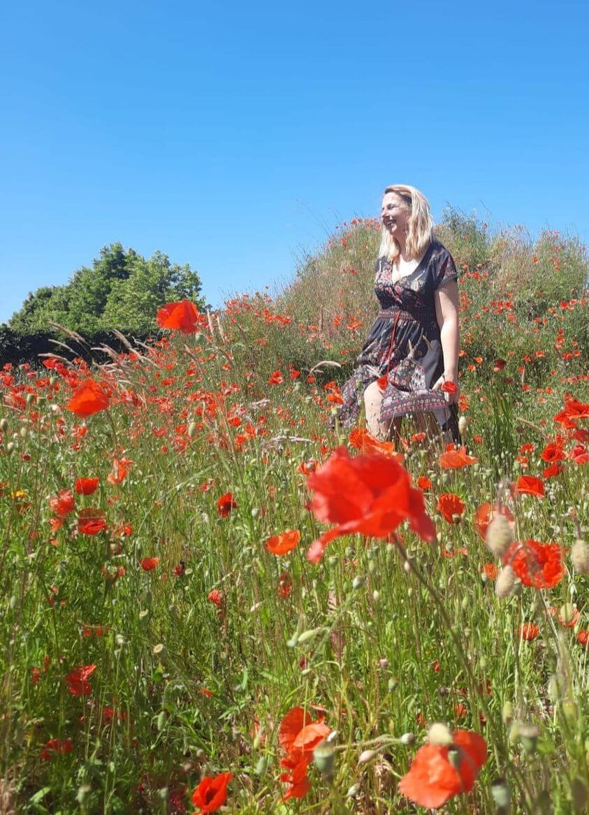Cindy Van de Kerkhof in een bloemenveld